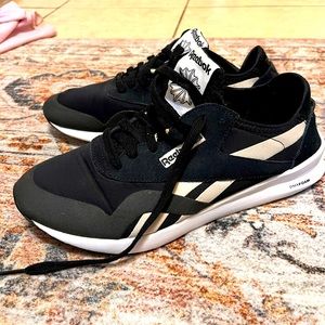 Reebok Tennis shoes never worn size 9